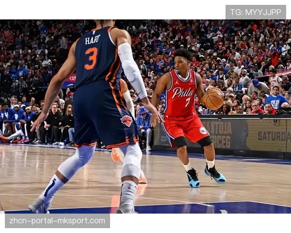 资深控卫洛瑞在训练中指导年轻队员如何阅读防守发起早期进攻